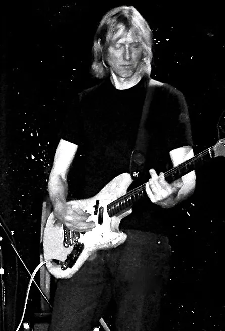 2012 年，Hole乐队主音吉他手：Eric Erlandson 在纽约布鲁克林演出