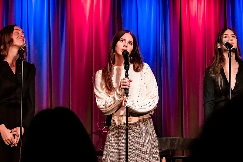 File:Lana Del Rey @ Grammy Museum 10 13 2019 (49311522181).jpg