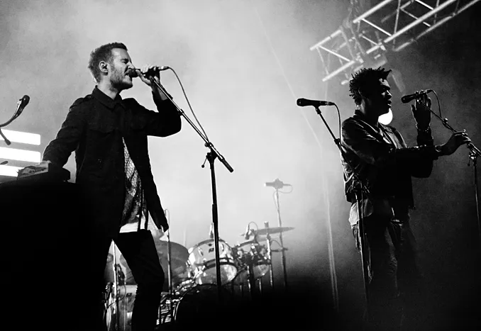 Massive Attack,2010 年 9 月 26 日,3D 和 Daddy G在圣彼得堡体育音乐中心举行的演唱会
