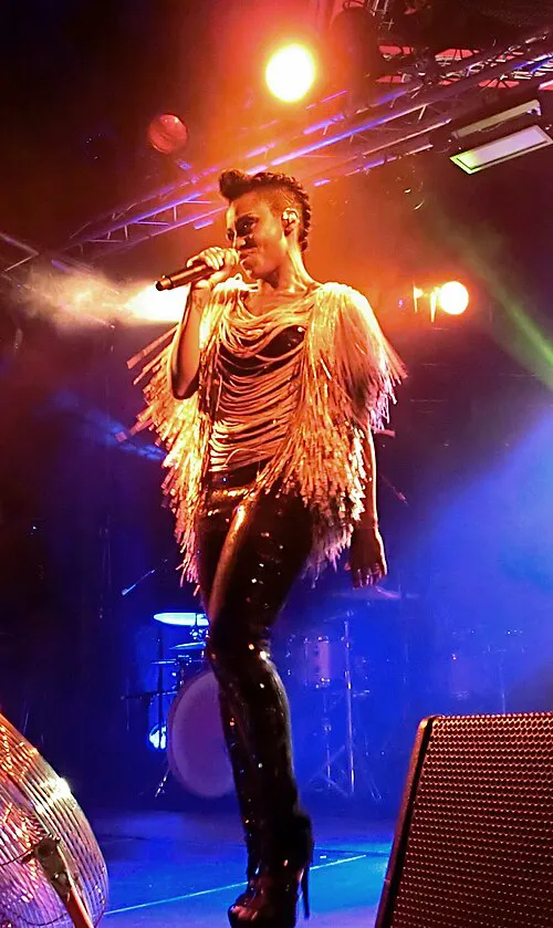 Skye Edwards（斯凯·爱德华兹）是Morcheeba 乐队最标志性的主唱