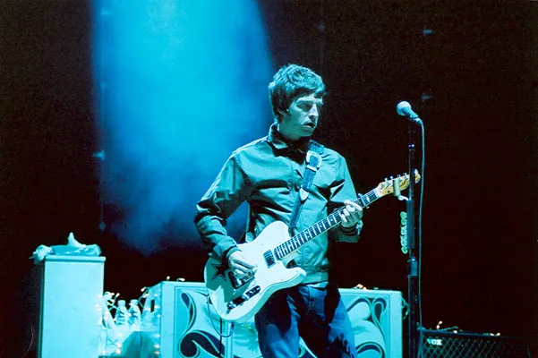 Oasis（绿洲乐队）的主唱利安·盖勒格 (Liam Gallagher)：2005 年 9月14日于科尔斯露天剧场（Coors Amphitheatre）