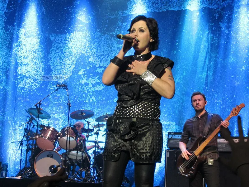 The Cranberries Live  左到右：Fergal Lawler（鼓手） Dolores O'Riordan(主唱) Mike Hogan （贝斯）
