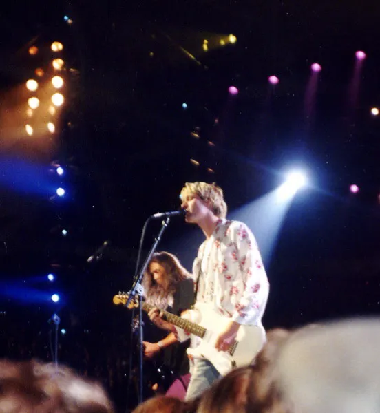 Kurt Cobain（前）和 Krist Novoselic（左）在 1992 年MTV 音乐录影带大奖颁奖典礼上现场。