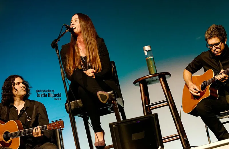 2013年10月20日，Alanis Morissette在加州比佛利山庄Saban剧院现场表演