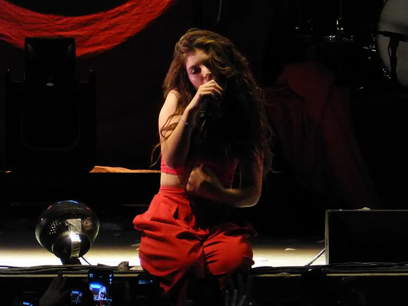 File:Lorde at the Greek Theatre, Berkeley (15405660466).jpg