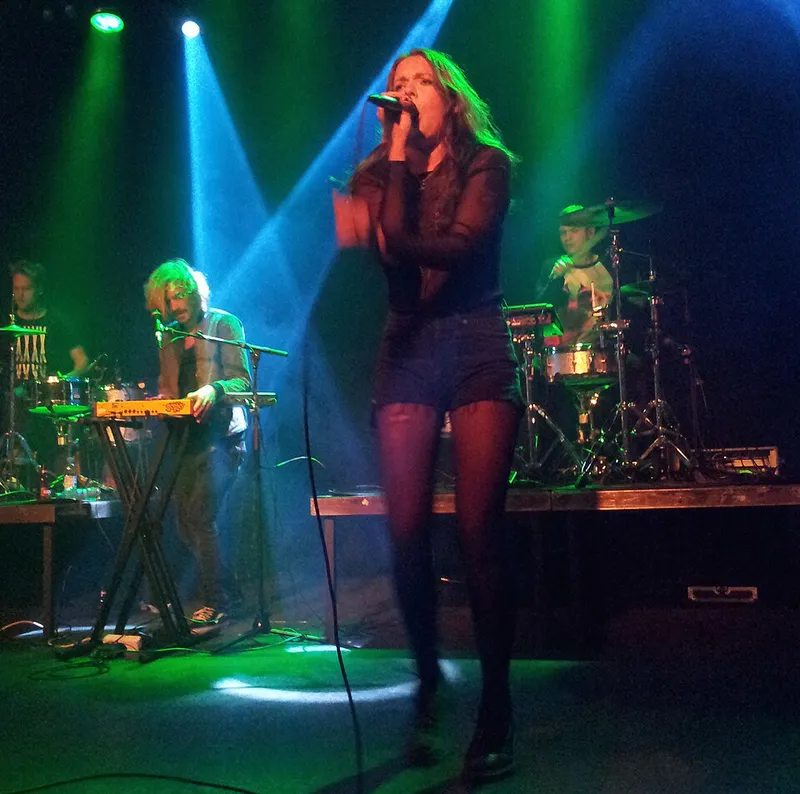 Tove Lo 2014 年在赫尔辛基Tavastia 俱乐部表演