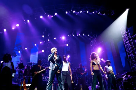Tionne “T-Boz” Watkins 和 Rozonda “Chilli” Thomas2009年10月的慈善演唱会上表演