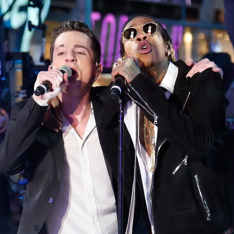 Wiz Khalifa与Charlie Puth合作演唱《See You again》。纽约时代广场，2015年12月31日