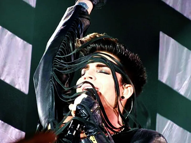 2013年3月22日，亚当·兰伯特在芬兰赫尔辛基哈特沃尔竞技场参加We are Glamily演唱会