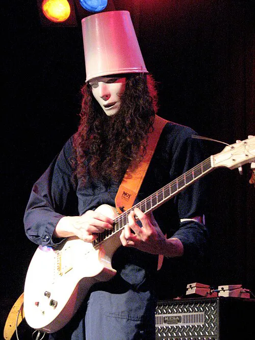 Buckethead 担任 主音吉他手 从 2000 到 2004