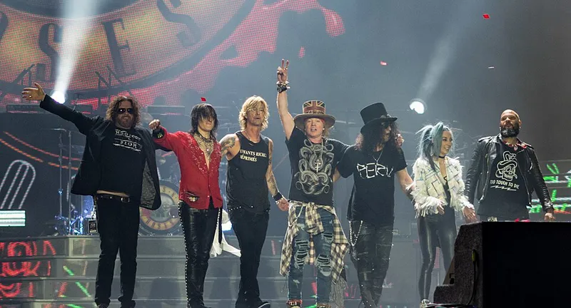 Guns N' Roses - London Stadium - 2017：从左到右 Richard Fortus, Dizzy Reed, Duff McKagan, Axl Rose, Slash, Melissa Reese ,Frank Ferrer
