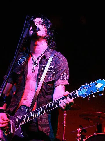 Gilby Clarke 替代 Izzy Stradlin 成为乐队节奏吉他手,1991 到 1994年
