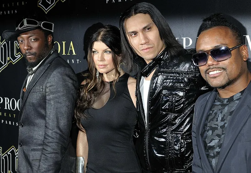 黑眼豆豆在巴黎 VIP 室举行私人音乐会 (2009)：从左到右 will.i.am、Fergie、Taboo和apl.de.ap