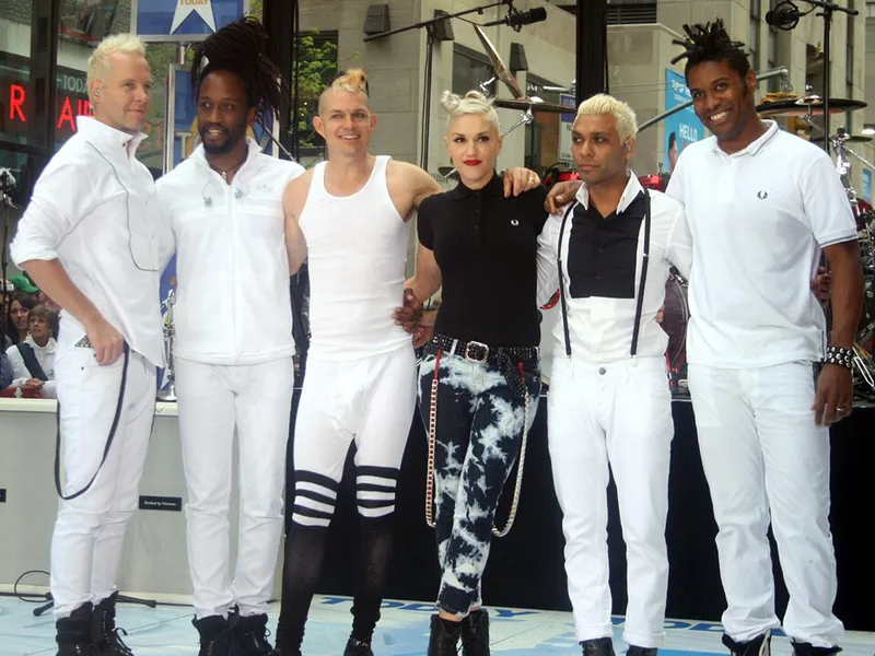 2009 年， No Doubt 乐队及其伴奏/巡演乐手在Today 节目中亮相。从左至右：Tom Dumont、Stephen Bradley、Adrian Young、Gwen Stefani、Tony Kanal和Gabrial McNair。