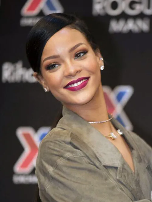 Rihanna 在 Fort Belvoir Army & Air Force Exchange Service （2014）