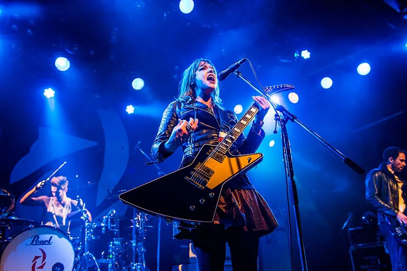 Halestorm乐队主唱、节奏吉他 Lzzy Hale (Halestorm Into the Wild Life Tour 2016)