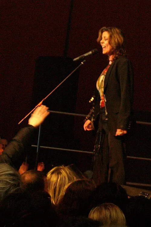 Sandra Cretu 在 der Froximun Arena 举行的80 年代派对表演