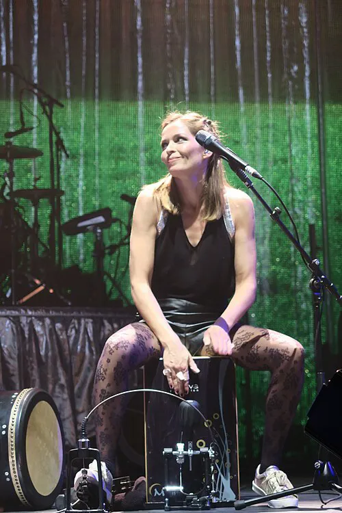 可儿家族 鼓手 Caroline Corr