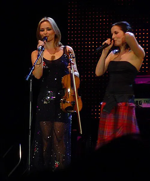 可儿家族 的 Sharon Corr 和 Andrea Corr