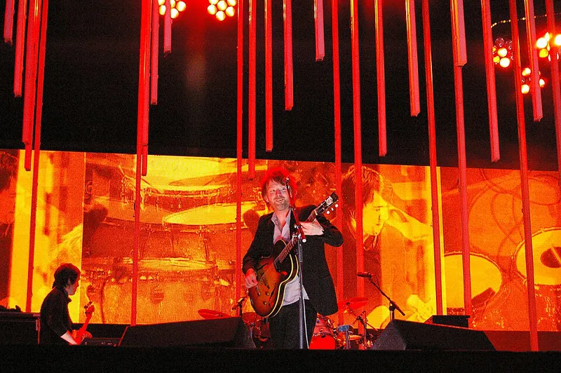 Radiohead主唱Thom Yorke2008 年 7 月在法国阿拉斯主广场音乐节 (Main Square Festival) 演出