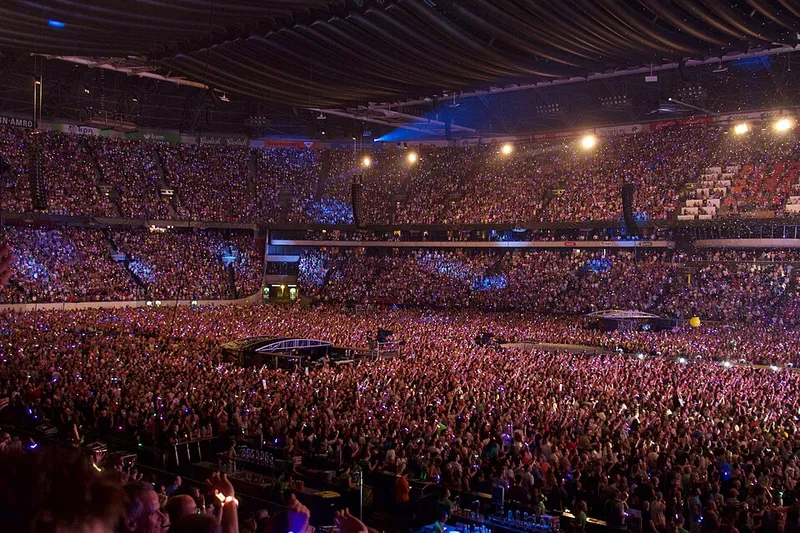 Coldplay 于 2016 年 6 月 24 日在阿姆斯特丹竞技场举行“A Head Full of Dreams”巡回演唱会