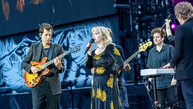 Mark Ronson （左1）在 Taylor Hawkins 致敬演唱会 - 温布利球场 - 2022年9月3日星期六