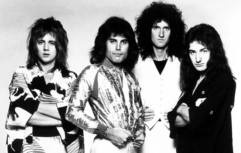 皇后乐队（Queen）在1975年为其专辑《歌剧院之夜》（A Night At The Opera）拍摄的宣传照。从左到右：Roger Taylor, Freddie Mercury, Brian May, and John Deacon